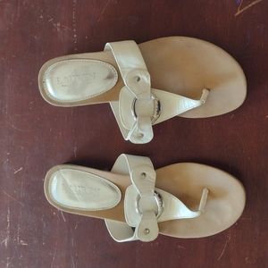 😎 Lauren Ralph Lauren Flip flops Size 7B White and tan suede like material